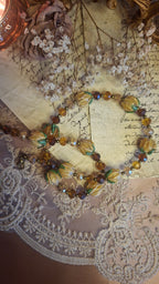 Halskette mit Lampwork-Blütenperlen in Creme & Bernstein