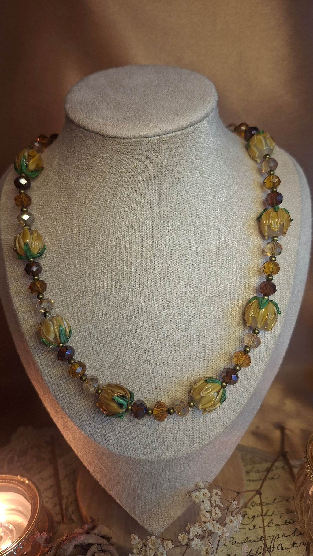 Halskette mit Lampwork-Blütenperlen in Creme & Bernstein