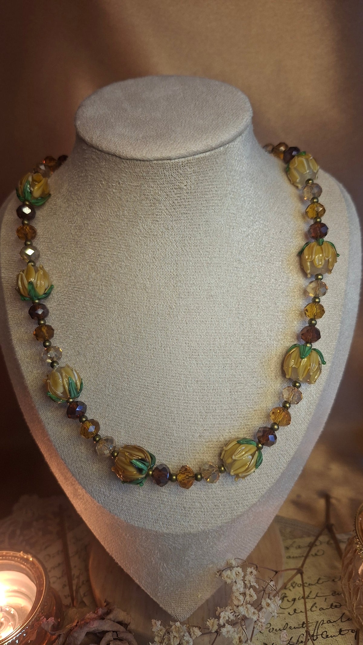 Halskette mit Lampwork-Blütenperlen in Creme & Bernstein