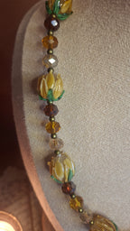 Halskette mit Lampwork-Blütenperlen in Creme & Bernstein