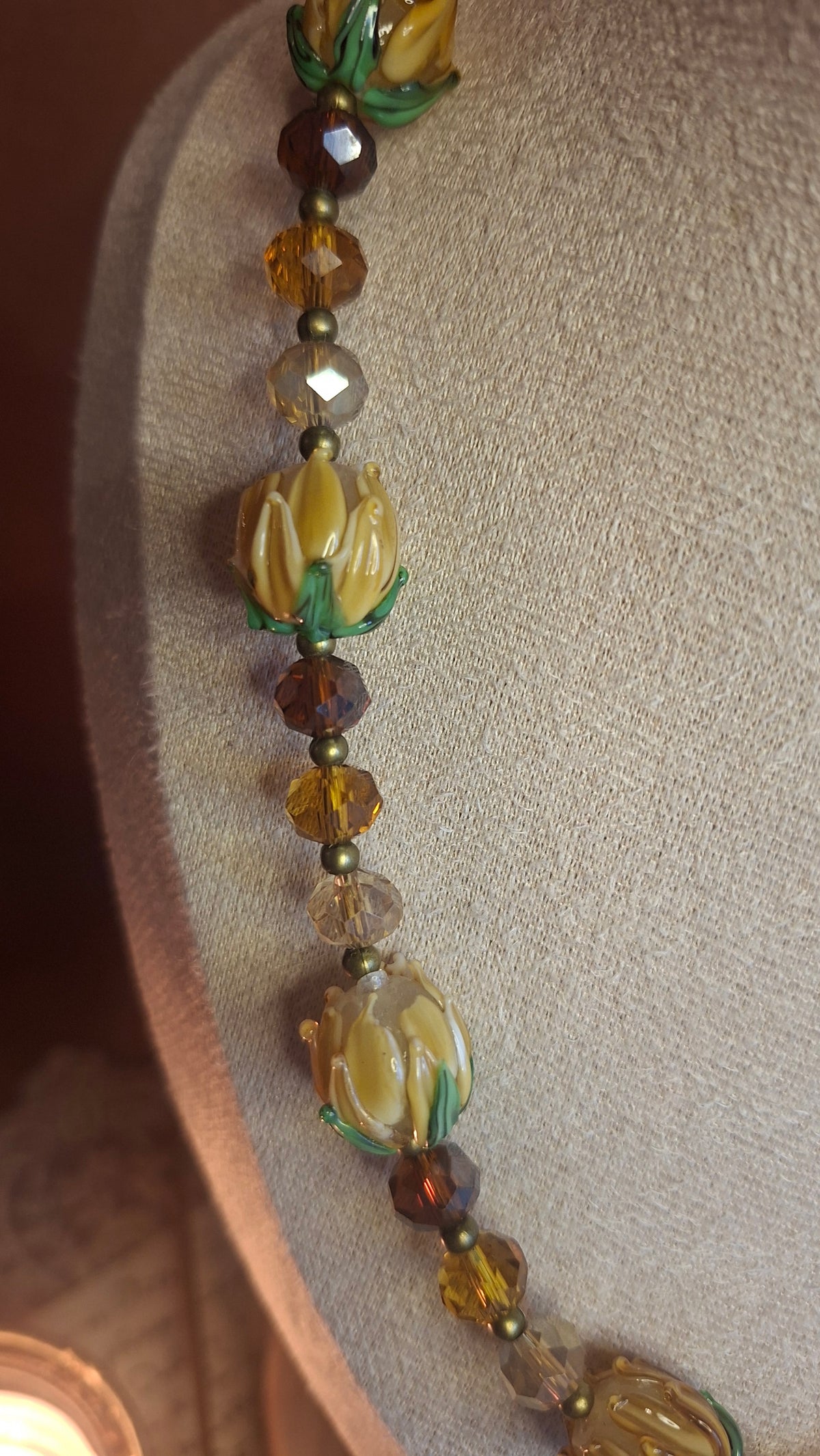 Halskette mit Lampwork-Blütenperlen in Creme & Bernstein