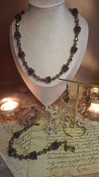 Schmuckset mit violetten Lampwork-Himbeerperlen auf Schmuckbüste