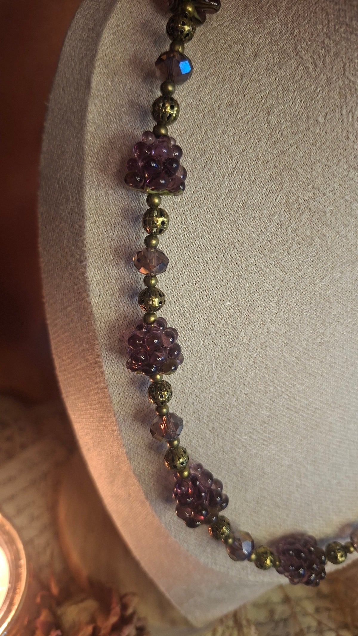 Detailaufnahme der violetten Lampwork-Himbeerperlen
