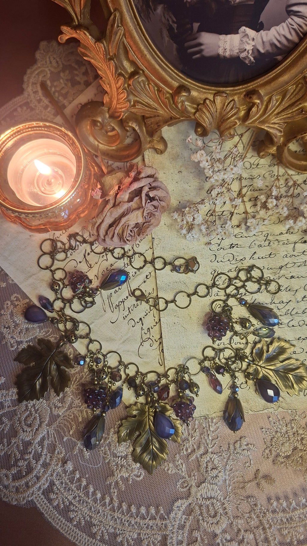 Halskette mit Weinlaub und Lampwork-Himbeeren auf antikem Brief
