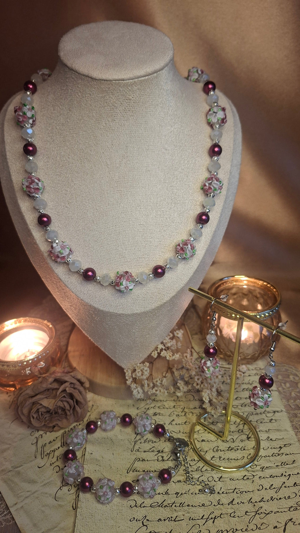 Schmuckset mit Lampwork-Blütenperlen auf Schmuckbüste