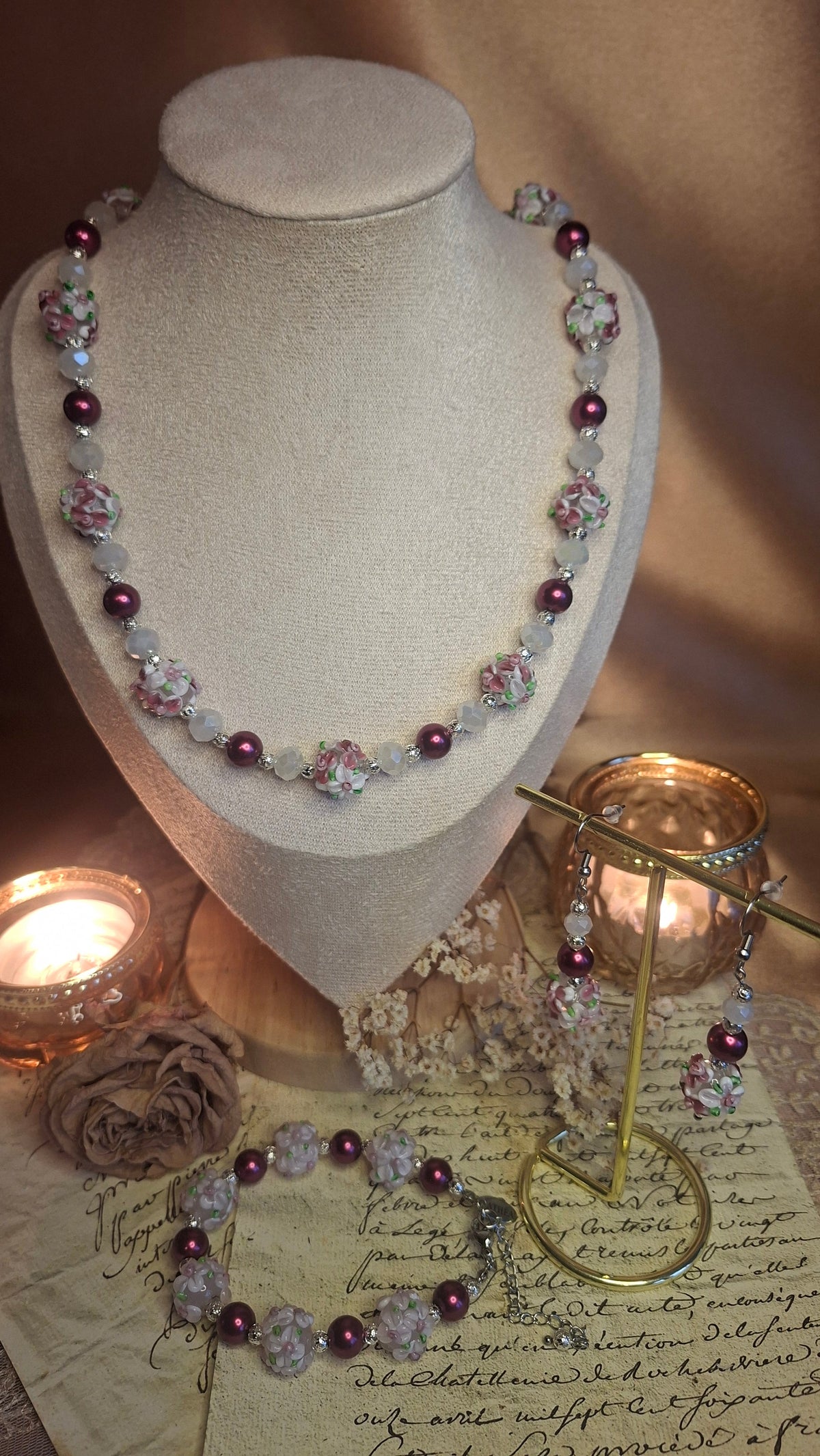 Schmuckset mit Lampwork-Blütenperlen auf Schmuckbüste