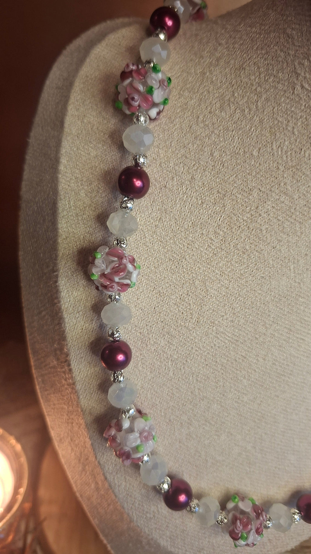 Detailaufnahme Lampwork-Blütenperlen rosa-weiß