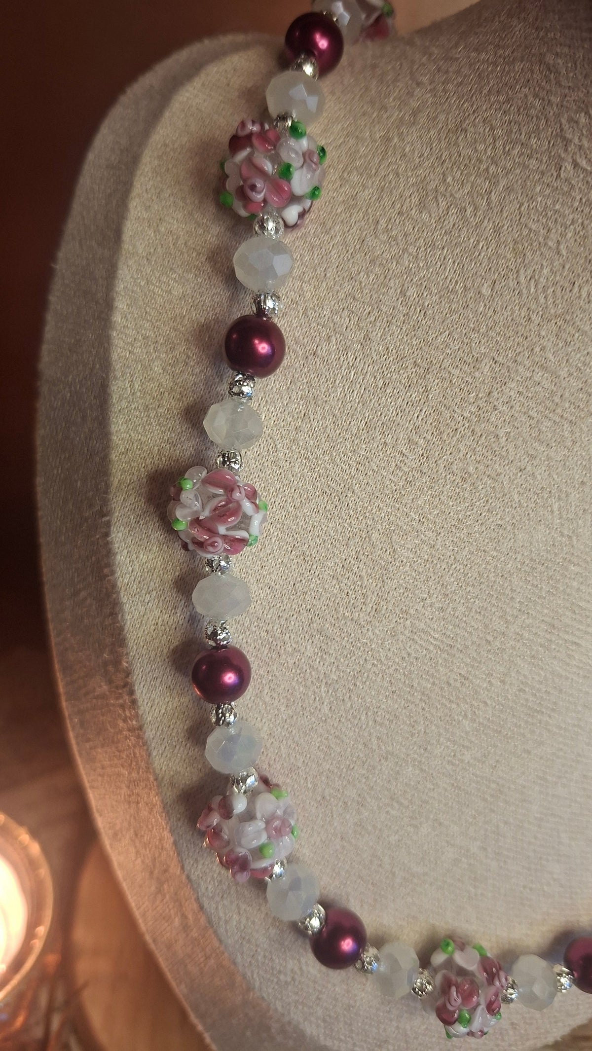 Detailaufnahme Lampwork-Blütenperlen rosa-weiß