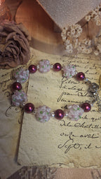 Armband mit Lampwork-Blütenperlen und roten Wachsglasperlen