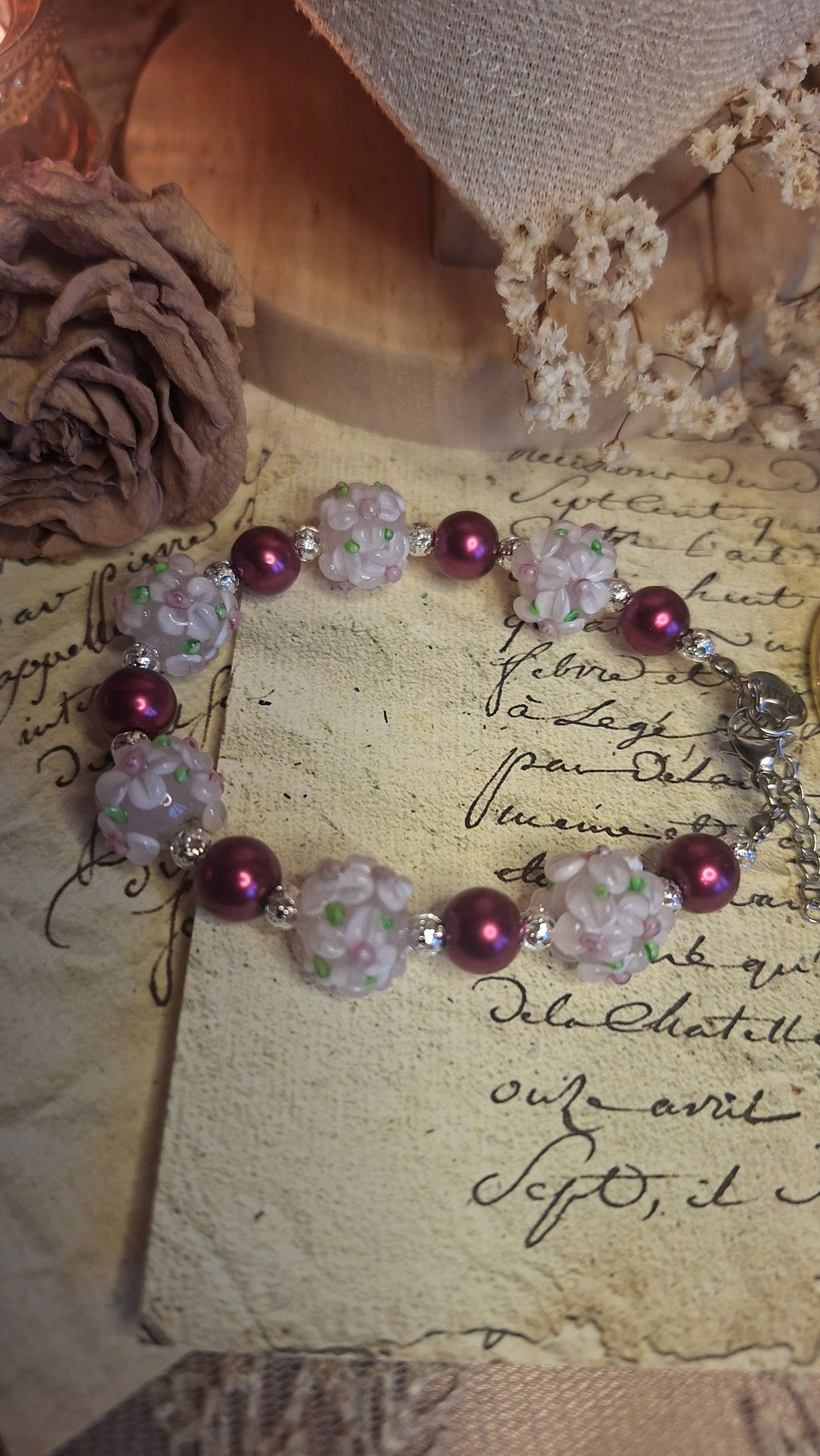 Armband mit Lampwork-Blütenperlen und roten Wachsglasperlen