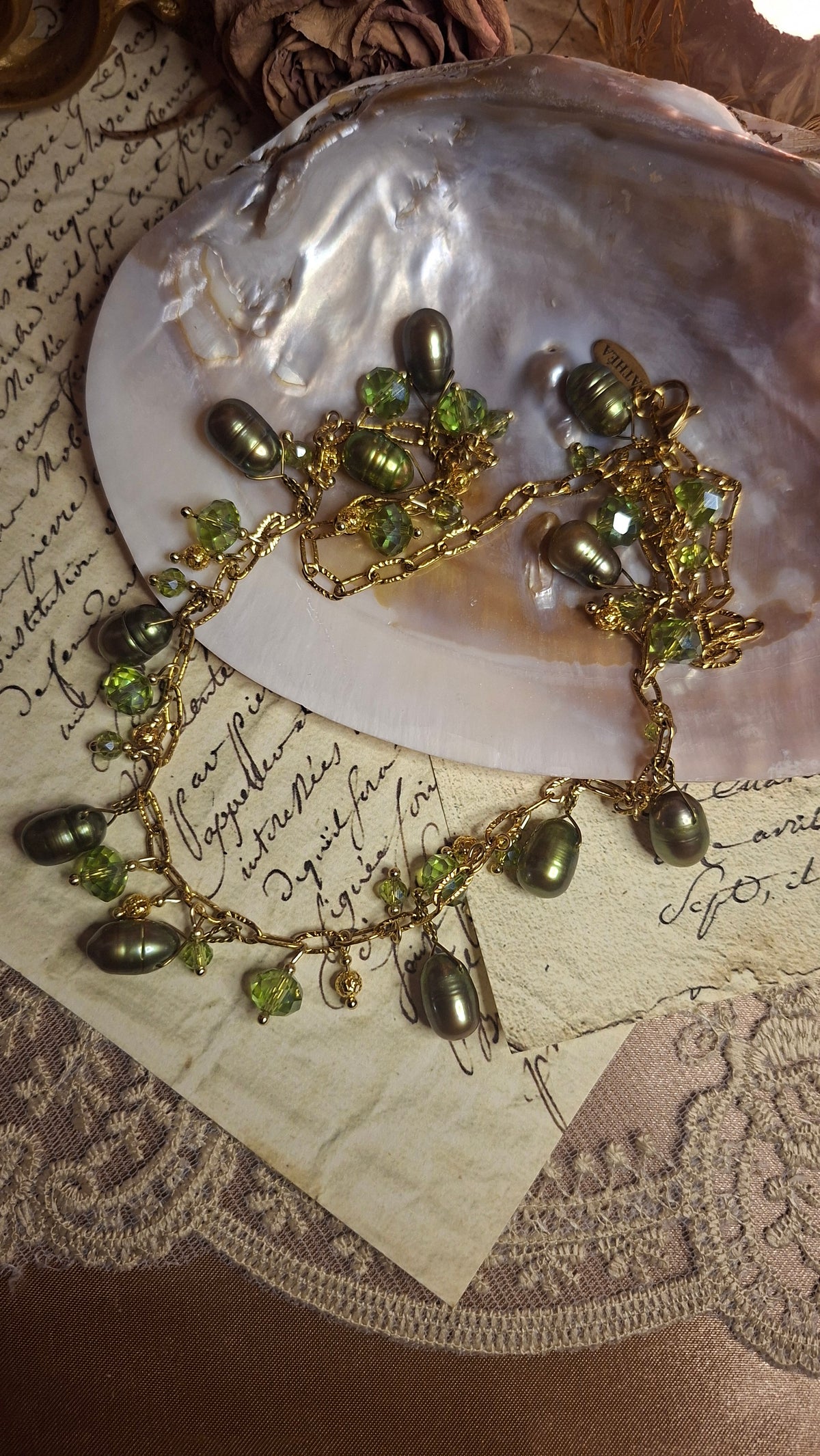 Goldene Perlen-Charm-Halskette – Edelstahl & Süßwasserperlen