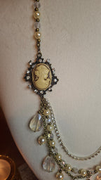 Shabby Chic Kamee Collier – Dreiteilige Halskette mit Strasskette & Kristalltropfen