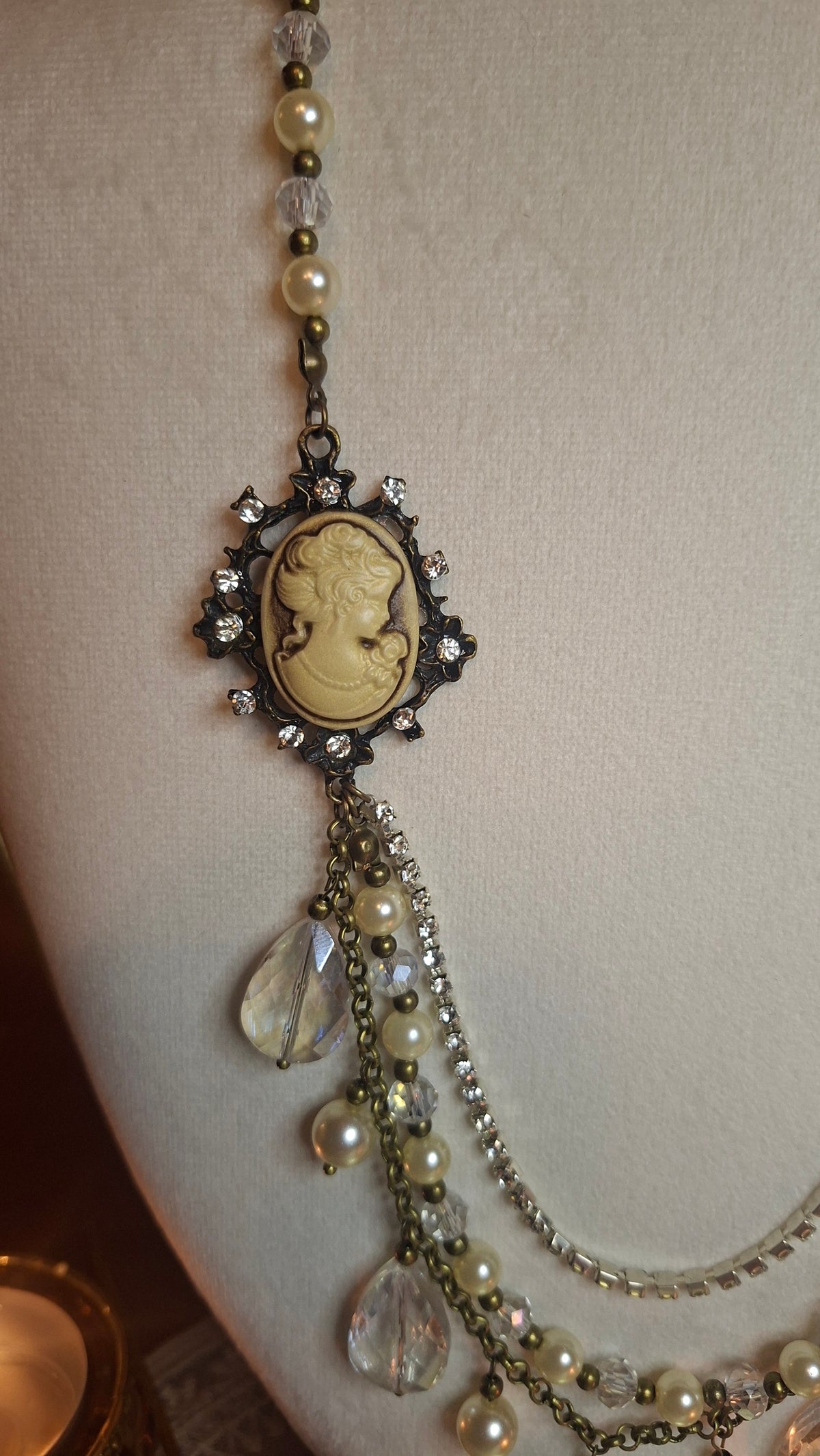 Shabby Chic Kamee Collier – Dreiteilige Halskette mit Strasskette & Kristalltropfen