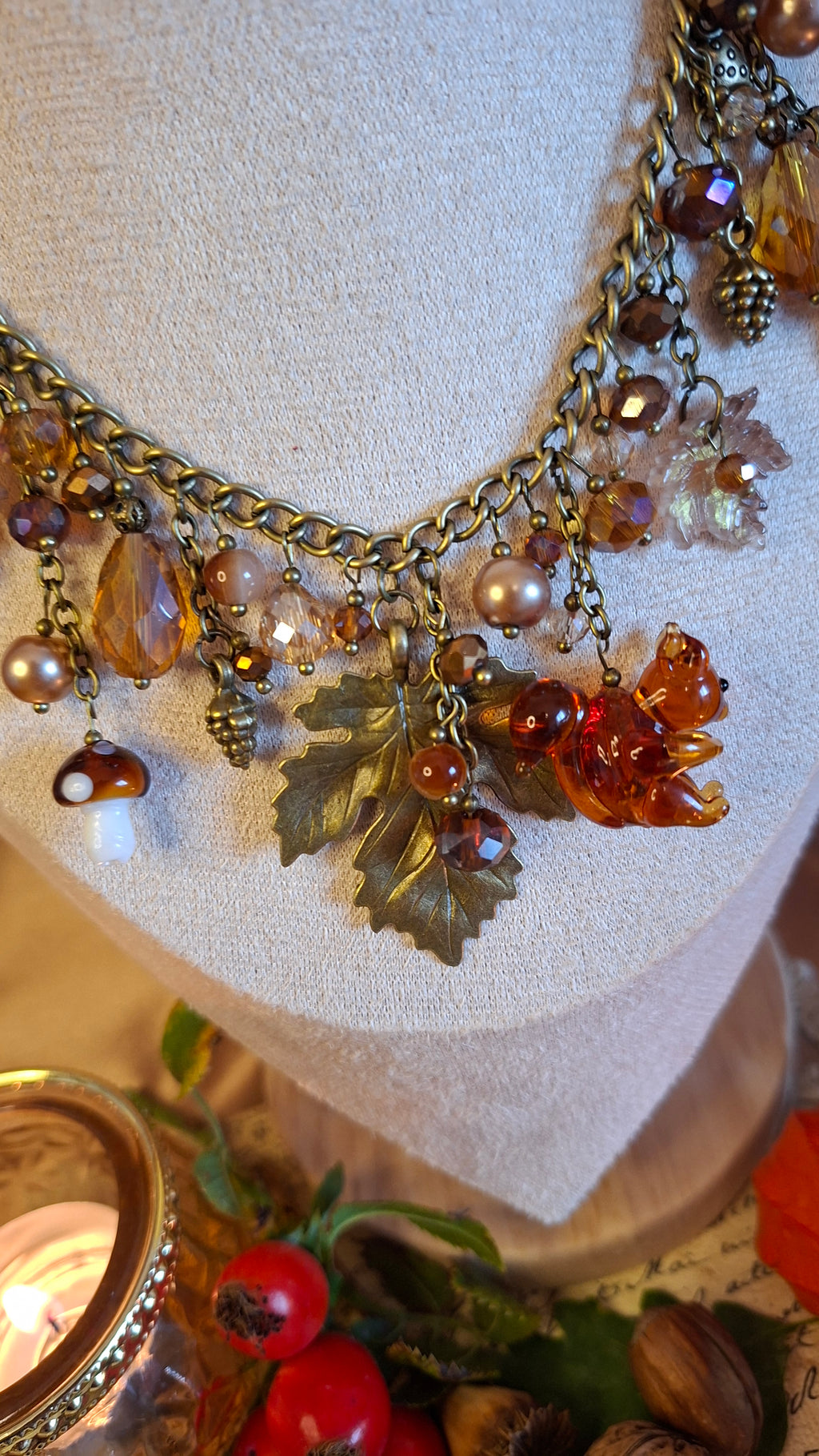 Unikat-Halskette Waldgeflüster mit Lampwork-Eichhörnchen