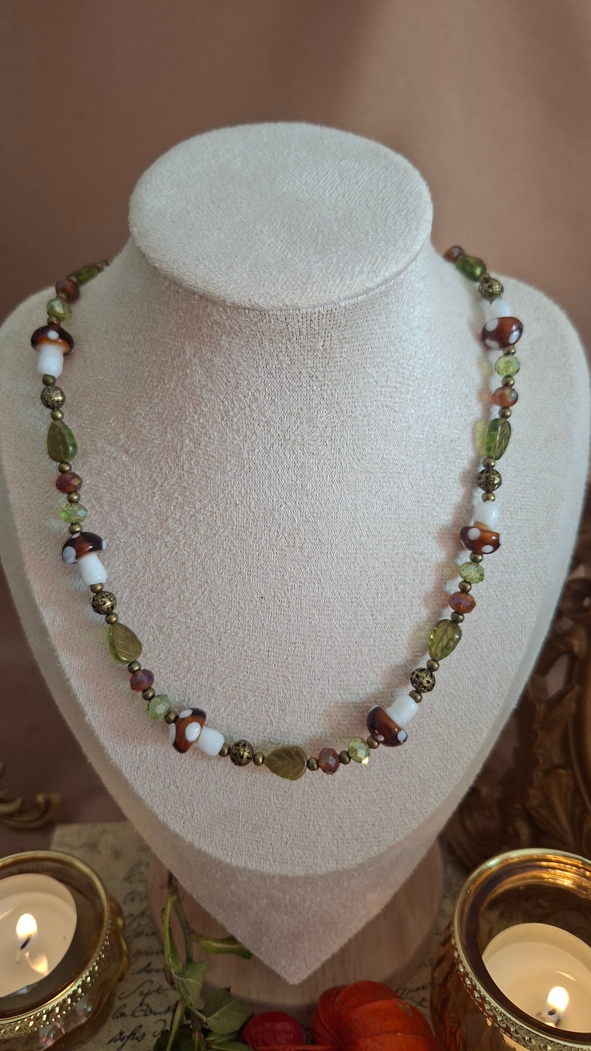 Waldzauber – Halskette mit Lampwork-Pilzen und Blättern